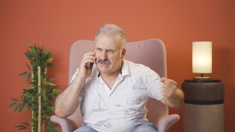 Anciano-Enojado-Hablando-Por-Teléfono.